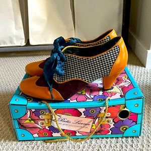 Vintage inspired Poetic License close toed pumps. Size 8(US) almost new!
